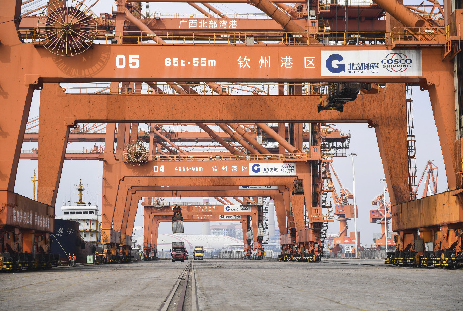 ميناء بجنوبي الصين يشهد نموا قويا في حجم الشحن والتفريغ