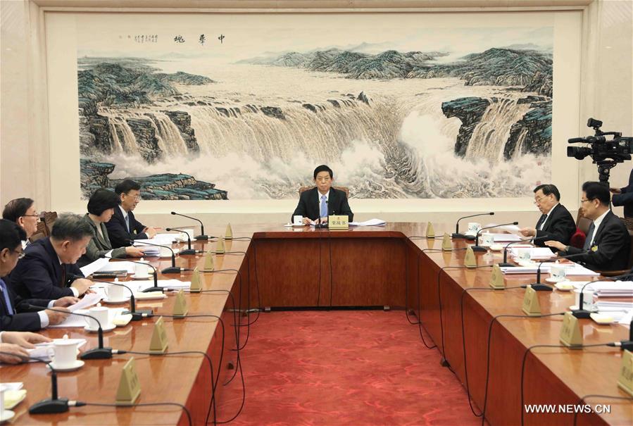 مشرعون صينيون بارزون يستمعون إلى تقارير بشأن مناقشات مشروعات قوانين وقرارات