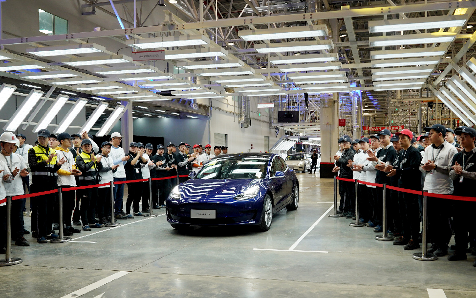تسليم الدفعة الأولى من سيارات تسلا المصنوعة في الصين بشانغهاي