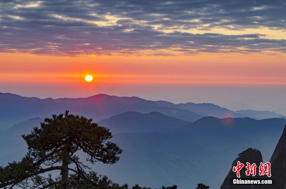 السياح الصينيون والأجانب يستقبلون شروق السنة الجديدة في جبل هوانغشان