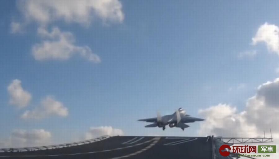 بالصور: إقلاع وهبوط مقاتلة جي-15 على متن حاملة الطائرات الصينية 