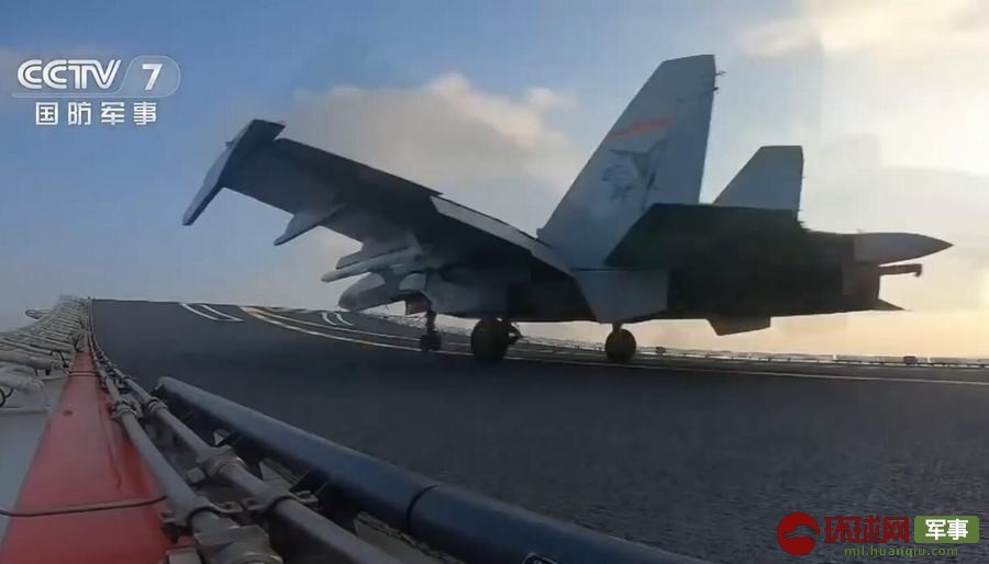 بالصور: إقلاع وهبوط مقاتلة جي-15 على متن حاملة الطائرات الصينية 