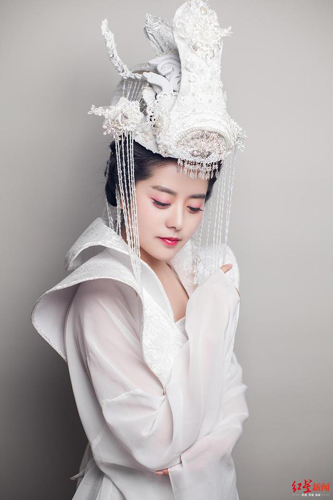 فتاة صينية تصنع حلي الشعر النسائية من علب للمشروبات الغازية