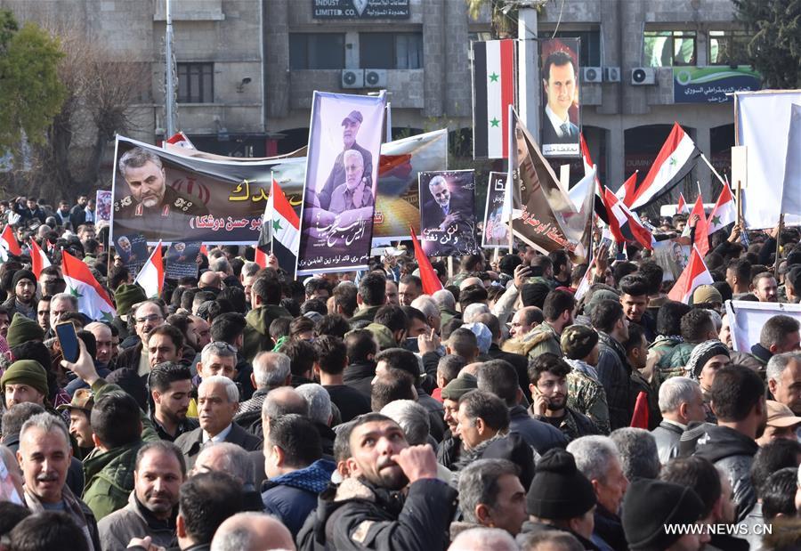 مئات السوريين يشاركون في مراسم تشييع رمزية للتعازي في وفاة قاسم سليماني بمدينة حلب