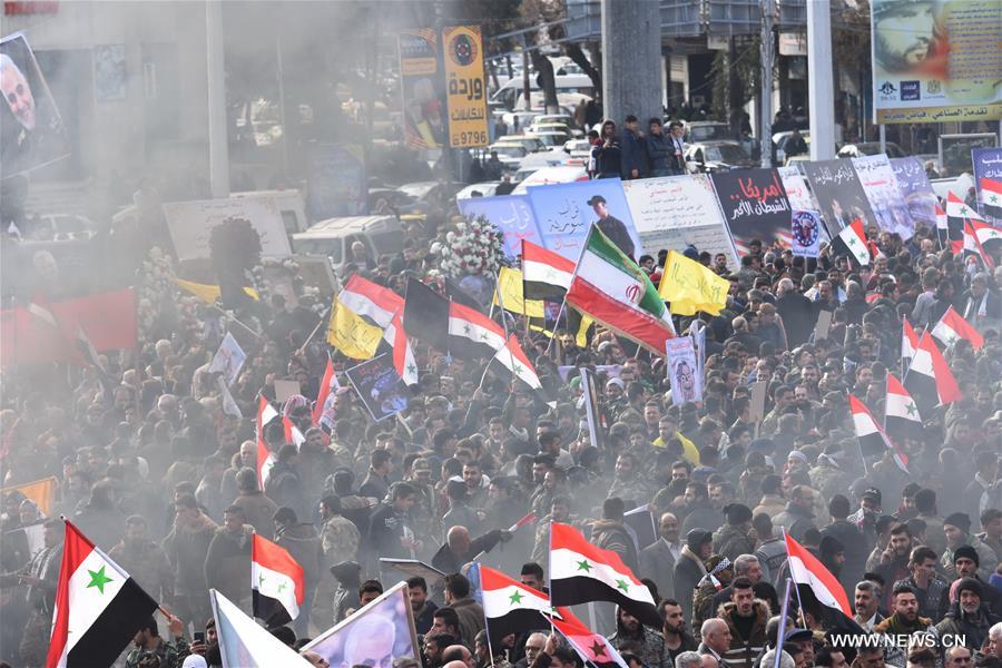 مئات السوريين يشاركون في مراسم تشييع رمزية للتعازي في وفاة قاسم سليماني بمدينة حلب