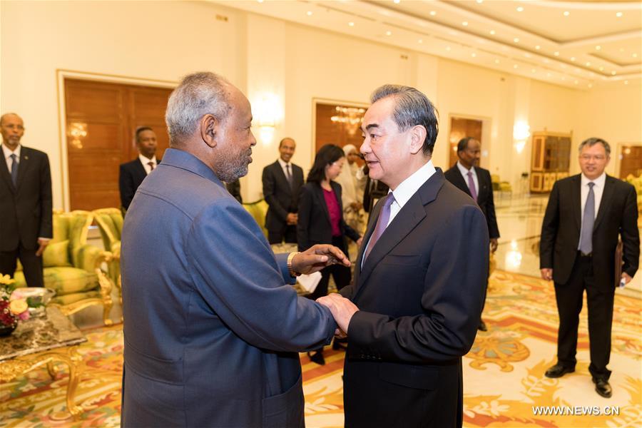 رئيس جيبوتي يلتقي وزير الخارجية الصيني ويعرب عن تطلعه إلى تعزيز التعاون في الاقتصادين الأزرق والرقمي