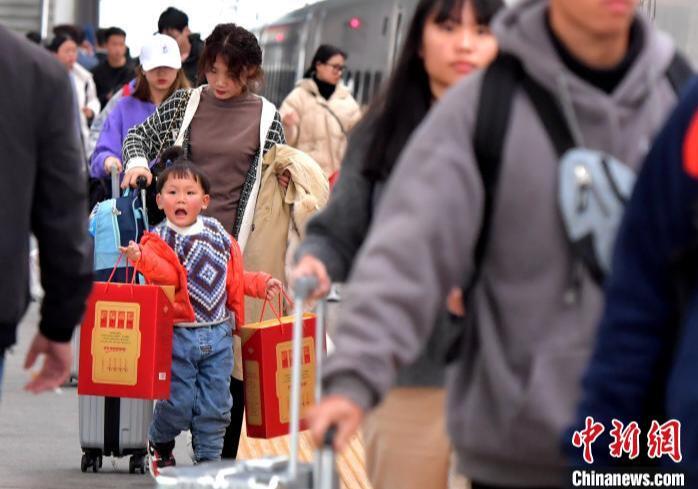 تدفق الركاب في موسم ذروة السفر بمناسبة عيد الربيع في الصين