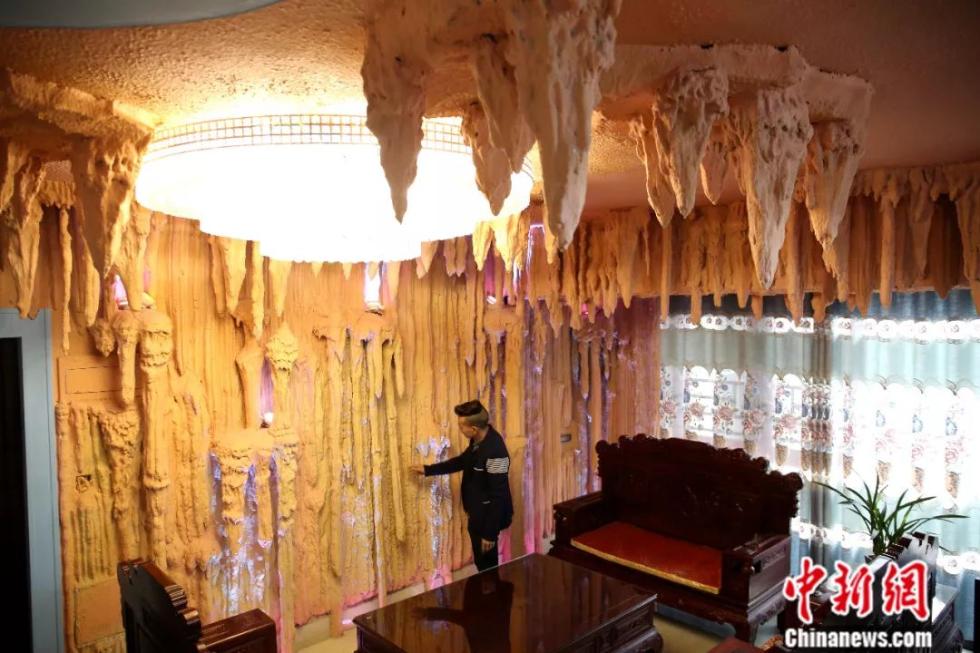 بالصور: رجل صيني يصمم بيته على شكل كهف كارستي