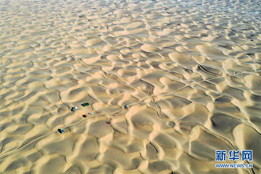بالصور: العمال الصينيون يقومون بالتنقيب الجيوفيزيائي في صحراء تاكليماكان