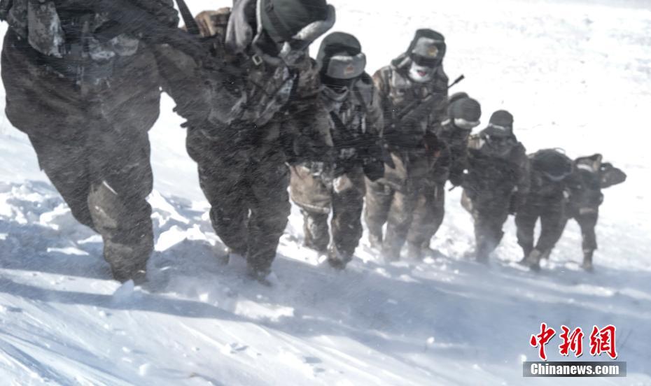 بالصور: الجنود الصينيون يقومون بدوريات في الطقس البارد القارس