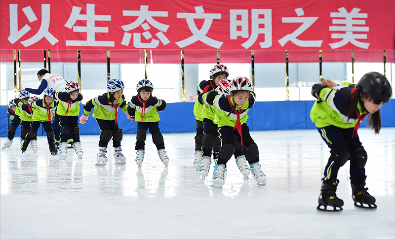 3000 تلميذ فى يانتشينغ يجربون التزلج