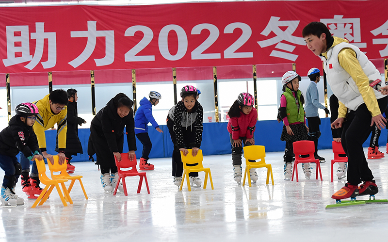 3000 تلميذ فى يانتشينغ يجربون التزلج