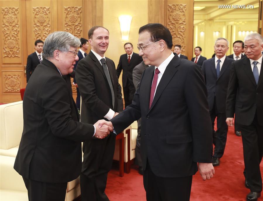رئيس مجلس الدولة الصيني يعقد ندوة مع خبراء أجانب في الصين