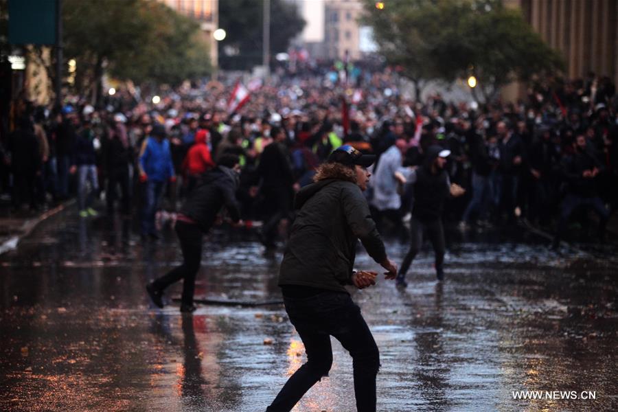 مواجهات بين قوات مكافحة الشغب ومتظاهرين في محيط البرلمان وسط بيروت