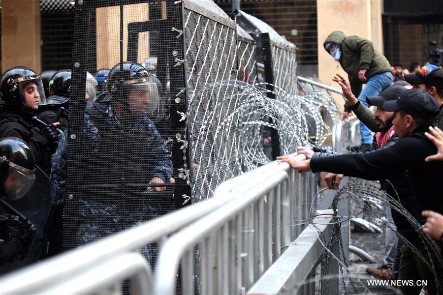 مواجهات بين قوات مكافحة الشغب ومتظاهرين في محيط البرلمان وسط بيروت