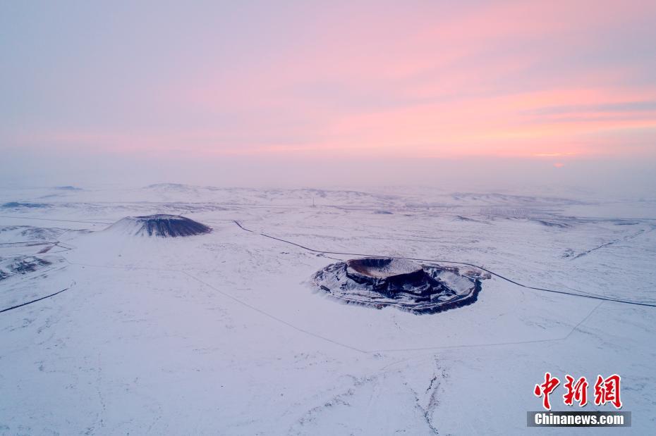 الثلوج تغطي البراكين في منغوليا الداخلية