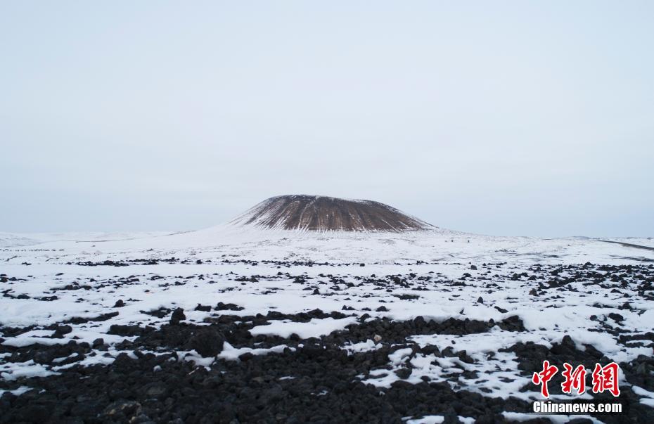 الثلوج تغطي البراكين في منغوليا الداخلية