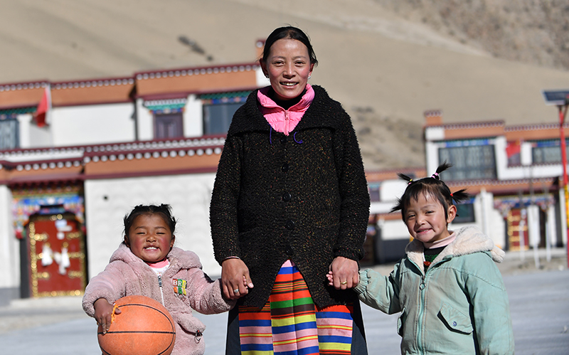 تبتيون يقضون السنة الجديدة في مساكن إعادة التوطين الجديدة جنوب غربي الصين