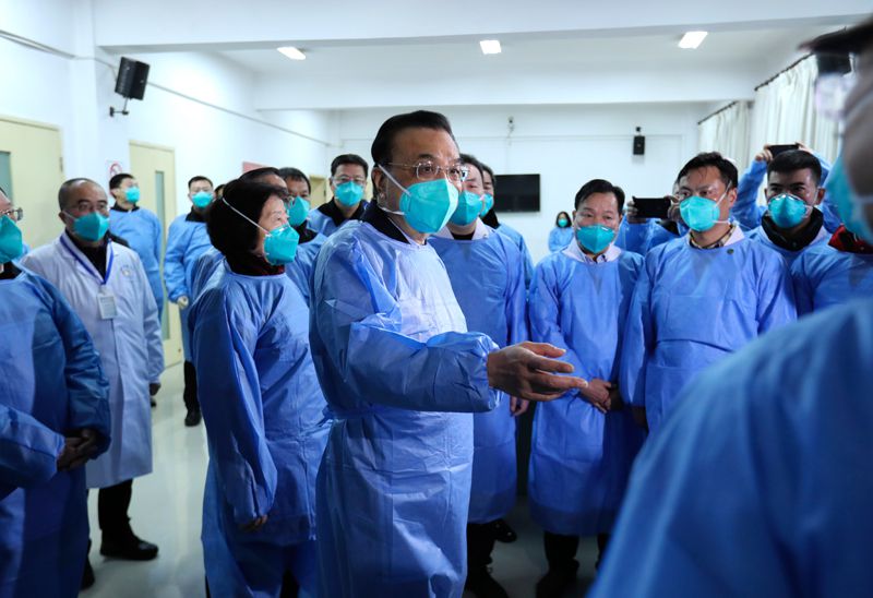 رئيس مجلس الدولة الصيني يراقب عمل مكافحة فيروس كورونا الجديد في ووهان