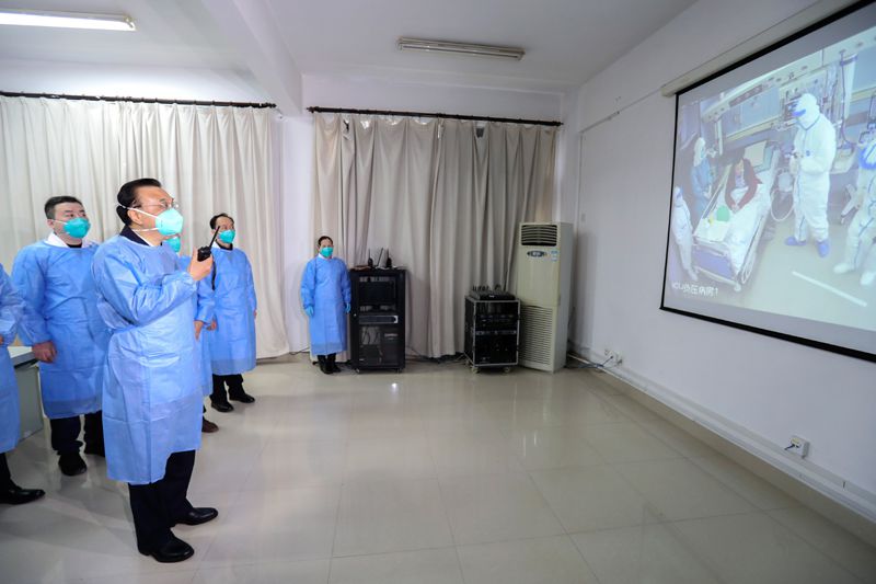 رئيس مجلس الدولة الصيني يراقب عمل مكافحة فيروس كورونا الجديد في ووهان