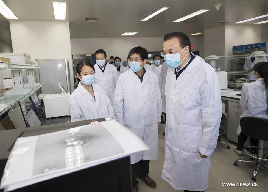 رئيس مجلس الدولة الصيني يحث على تطوير لقاحات وأدوية مضادة لفيروس كورونا الجديد