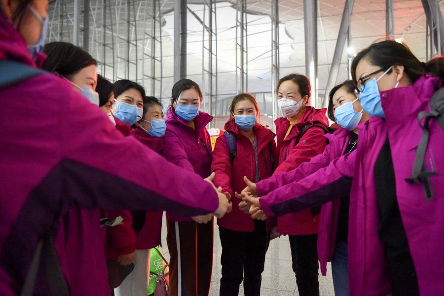  أكثر من 10 آلاف موظف طبي صيني يتوجهون الى مقاطعة هوبي للمساعدة في السيطرة على الوباء