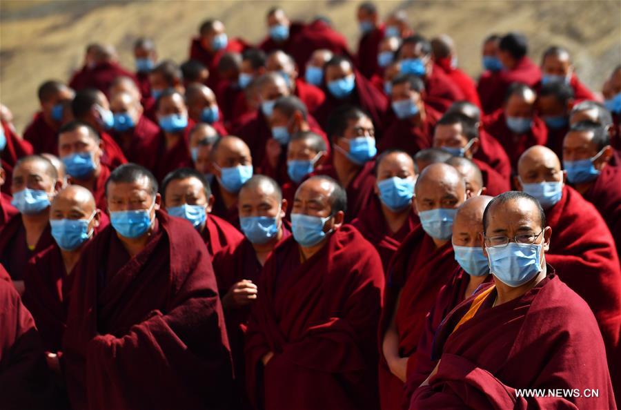 رهبان من معابد التبت يصلون لأجل المناطق المتضررة بالوباء