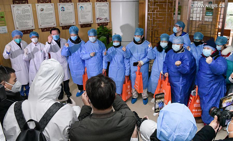مصابون بفيروس كورونا الجديد يغادرون المستشفى بعد شفائهم عبر وسائل علاجية تجمع بين الطب التقليدي الصيني والطب الغربي