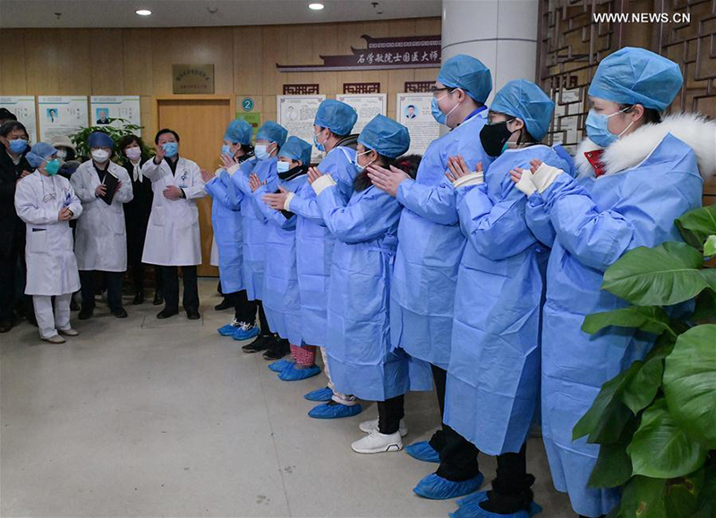 مصابون بفيروس كورونا الجديد يغادرون المستشفى بعد شفائهم عبر وسائل علاجية تجمع بين الطب التقليدي الصيني والطب الغربي