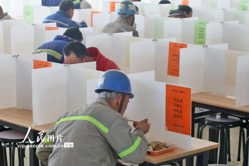 بالصور: تركيب لوحات التقسيم في مطعم لأحد المصانع للوقاية من فيروس كورونا الجديد
