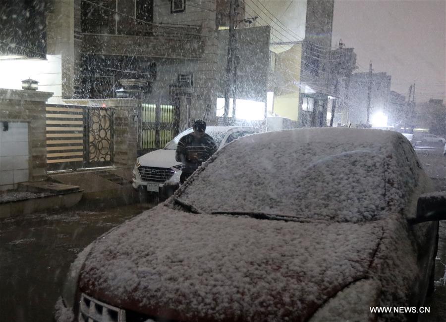 بغداد تكتسي بالثلوج في ظاهرة نادرة