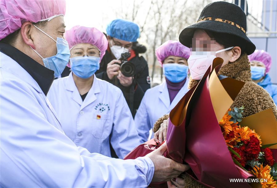 تعافي أول مجموعة من المصابين بفيروس كورونا الجديد في شينجيانغ