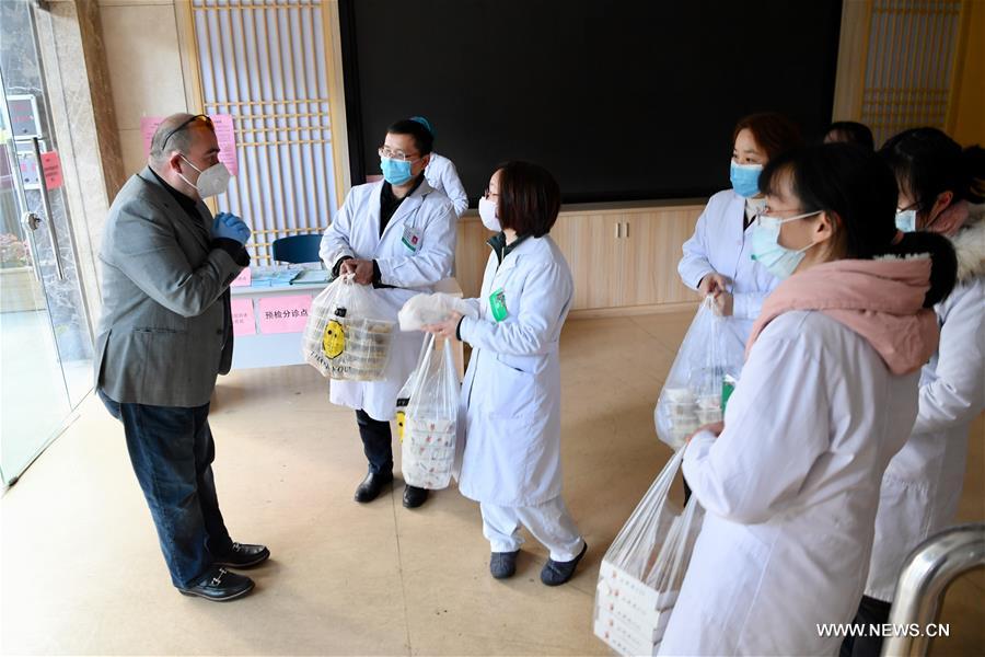 تاجر تركي في الصين يساعد العاملين في الصفوف الأمامية لمكافحة فيروس كورونا الجديد