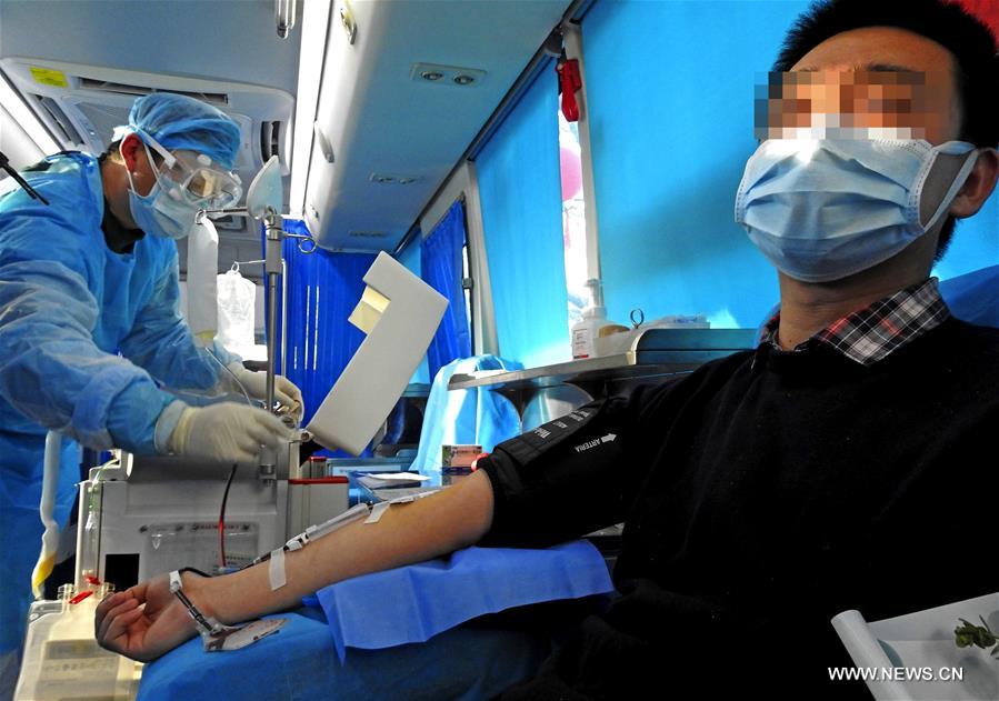 متعافون صينيون من فيروس كورونا الجديد يتبرعون بالبلازما لانقاذ المرضى الاخرين