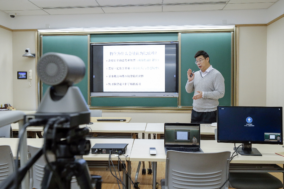  طلاب صينيون يبدأون التعليم عبر الانترنت وسط مكافحة الوباء