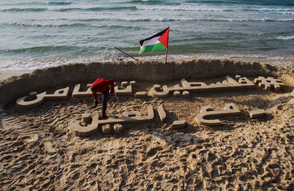 مقالة : فنان فلسطيني جريح يبدي تضامنه مع الصين عبر النحت على رمال بحر غزة