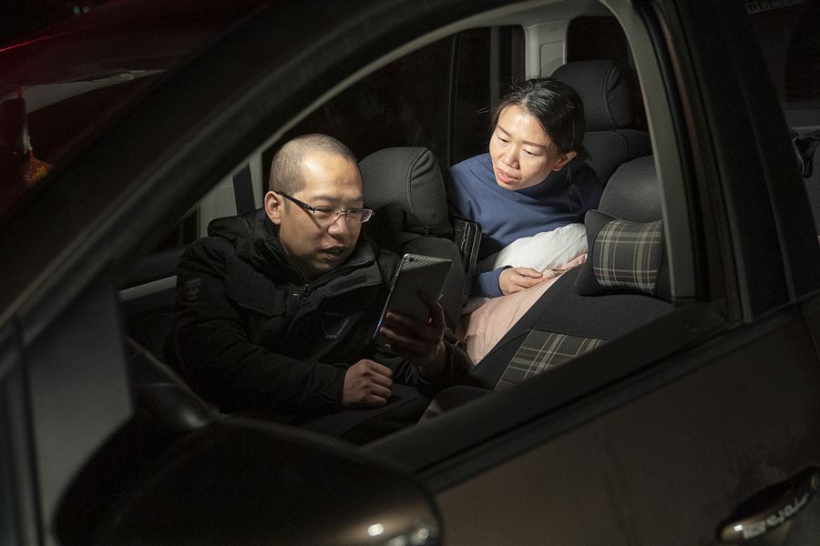 زوجان ينامان ٢٩ ليلة في سيارتهما لتوفير الوقت من اجل إنقاذ مرضى كوفيد-19 في ووهان