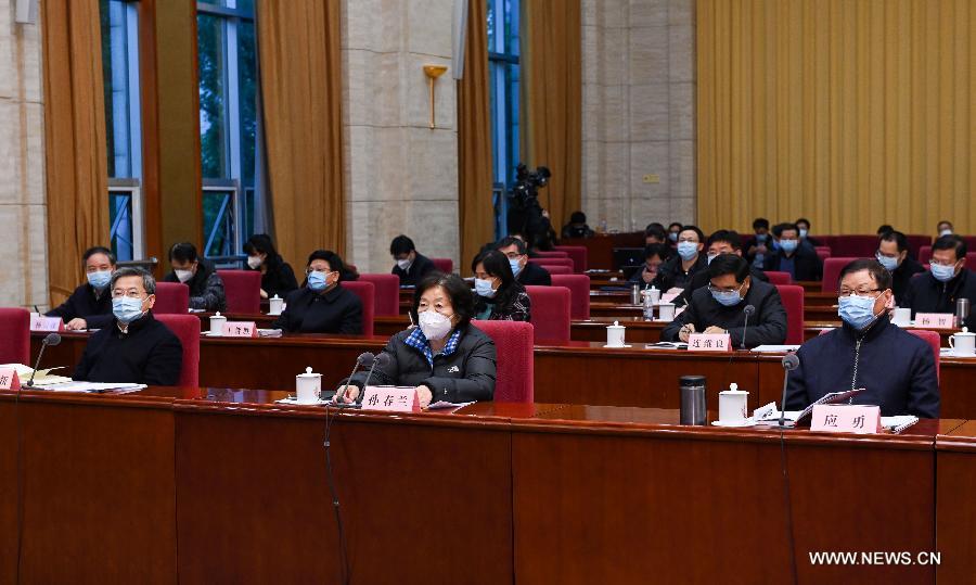 نائبة رئيس مجلس الدولة الصيني تحث على تعزيز علاج المرضى في هوبي