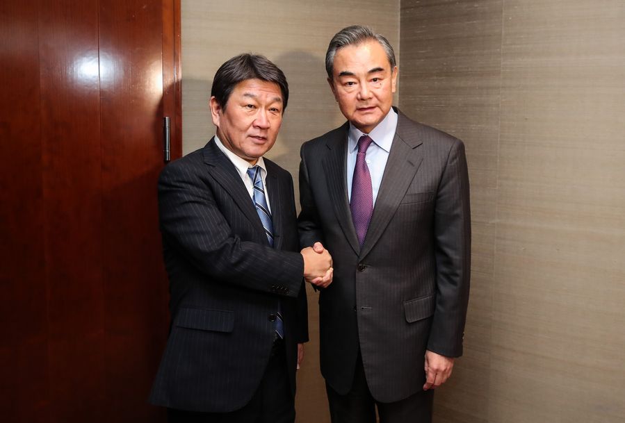 وزير الخارجية الصيني يعرب عن ثقته في قدرة اليابان على احتواء انتشار كوفيد-19