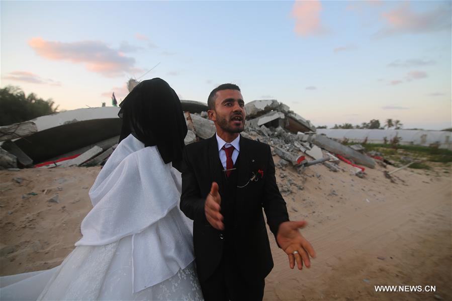 مقالة : فلسطيني من غزة يحتفل بزفافه على أنقاض منزله المدمر