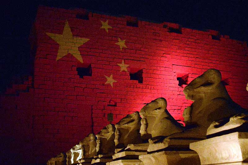 مقالة : مصر تضئ أشهر معالمها الأثرية بعلم الصين تضامنا معها في مواجهة فيروس كورونا المستجد
