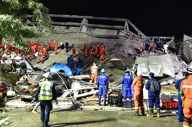 إنقاذ 43 شخصا جراء انهيار فندق شرقي الصين