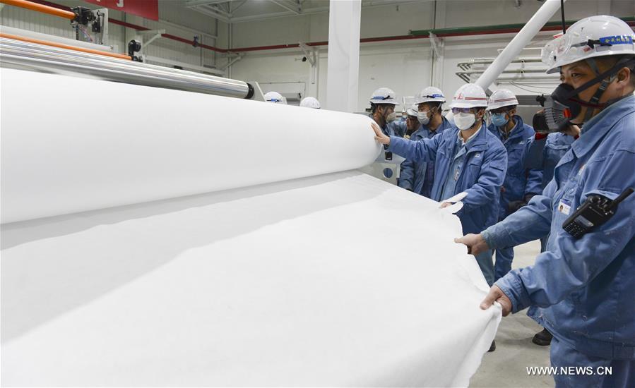 سينوبك تنشئ خطين لإنتاج مستلزمات الكمامات في بكين