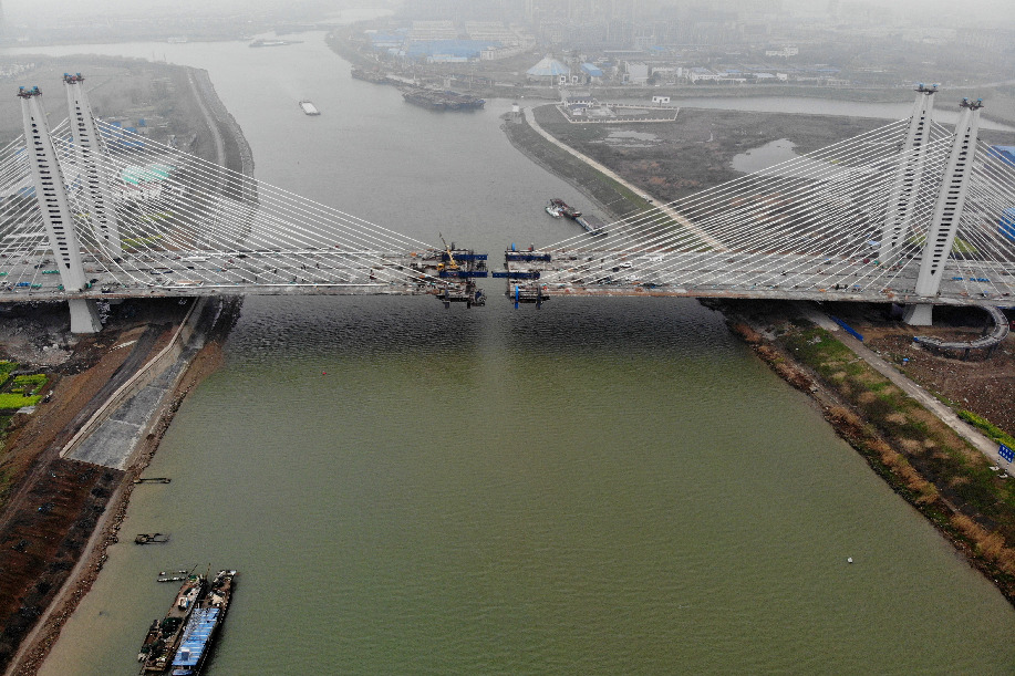 استئناف بناء جسر معلق في شرقي الصين