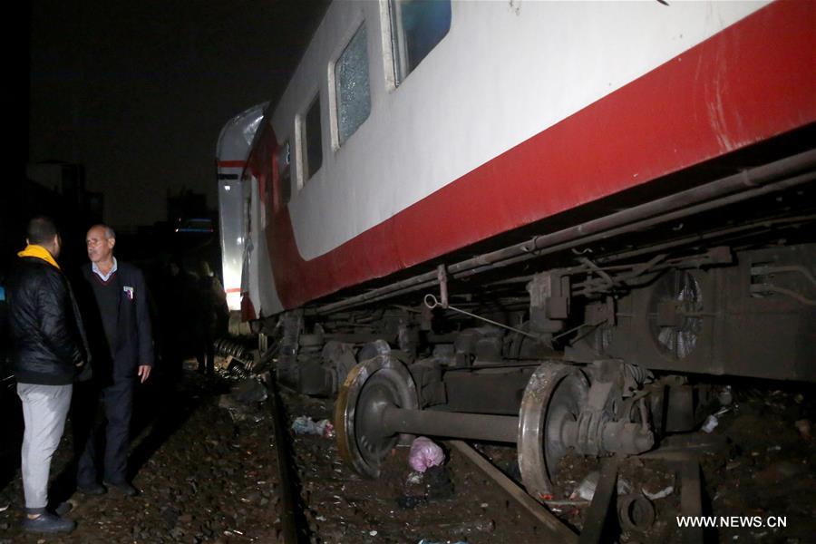 إصابة 13 شخصا في تصادم قطارين بالقاهرة