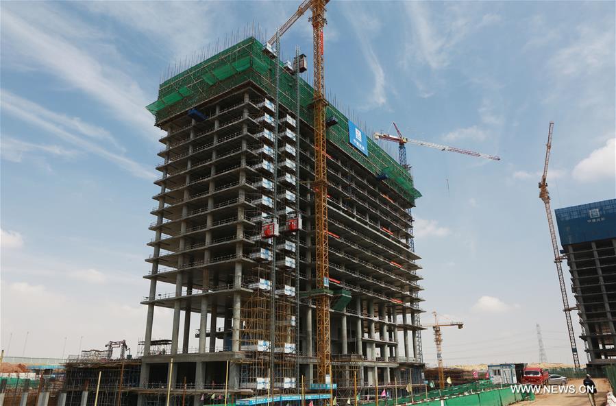 شركة صينية تنتهي من تغطية سقف أول برج بمنطقة الأعمال المركزية في العاصمة الإدارية الجديدة بمصر