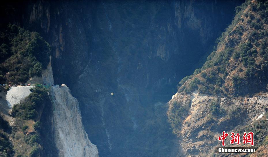 سيتشوان: طريق عام جبلي يربط الجبال والأودية قيد الإنشاء
