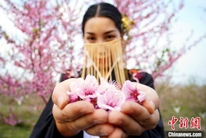 بالصور: حسناوات مرتديات الأزياء الكلاسيكية بين أزهار الخوخ بجنوب الصين