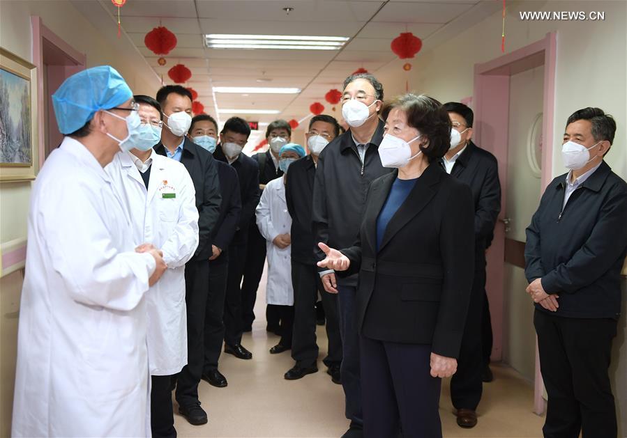نائبة رئيس مجلس الدولة الصيني تحث على الاستنئاف المنتظم للخدمات الطبية المعتادة في البلاد