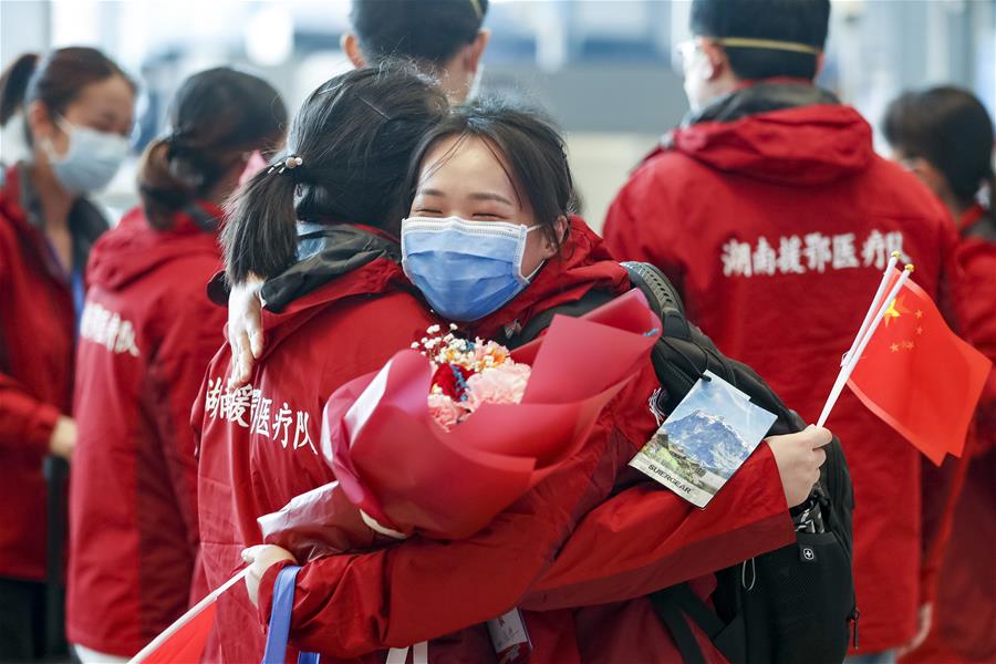 مغادرة عمال طبيون من مقاطعة هونان بعد إكمال مهمتهم في هوانغقانغ